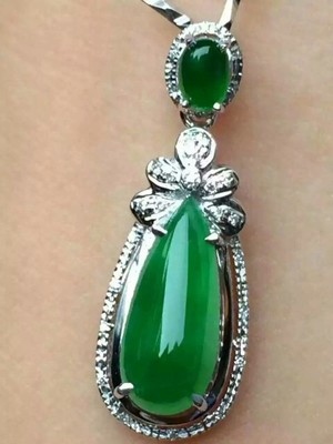 當(dāng)東方雅韻遇見(jiàn)時(shí)尚頸間 淺析翡翠吊墜的恒久魅力